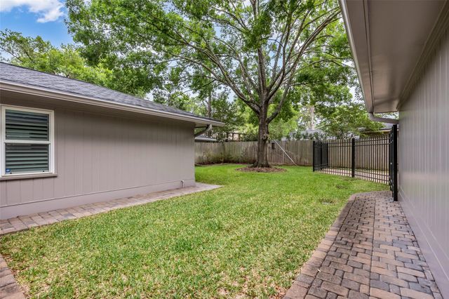 10051 Meadow Lake Lane, Houston, TX 77042