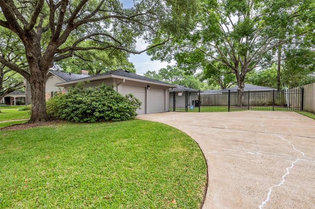 10051 Meadow Lake Lane, Houston, TX 77042