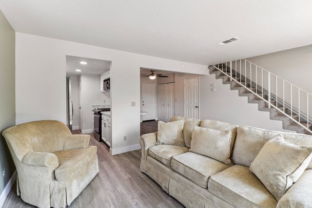 200 Ridgetop Drive, APT 4, Redding, CA 96003