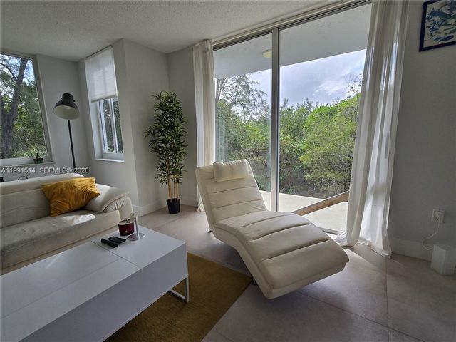 17890 W Dixie Hwy 307, North Miami Beach, FL 33160