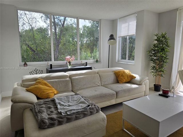 17890 W Dixie Hwy 307, North Miami Beach, FL 33160