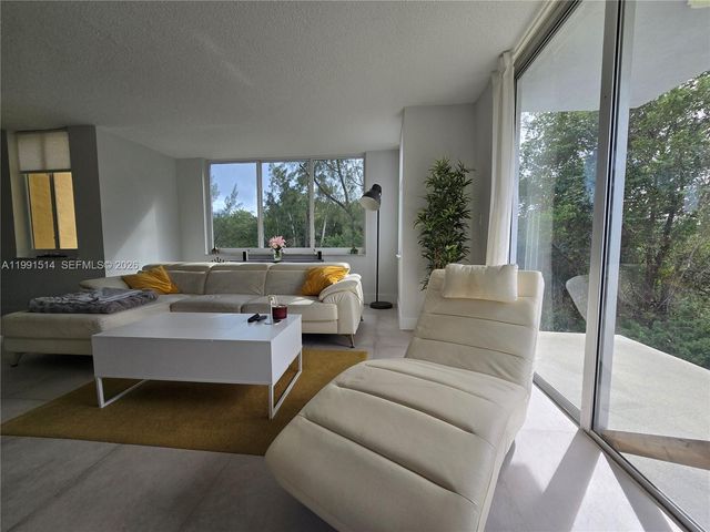 17890 W Dixie Hwy 307, North Miami Beach, FL 33160