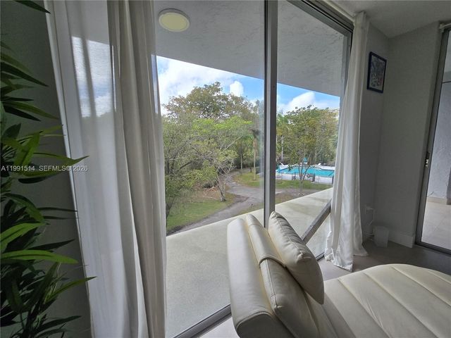 17890 W Dixie Hwy 307, North Miami Beach, FL 33160