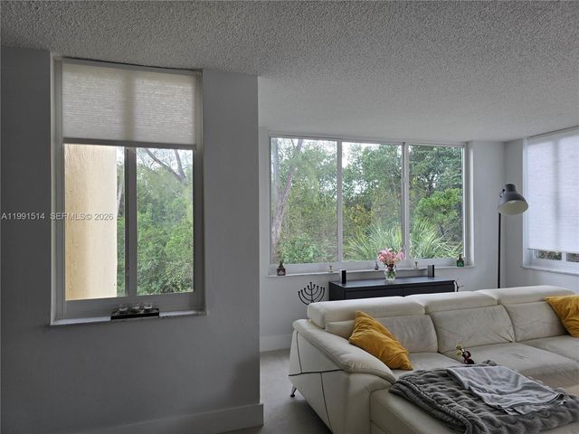 17890 W Dixie Hwy 307, North Miami Beach, FL 33160