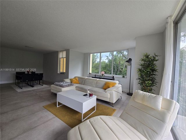 17890 W Dixie Hwy 307, North Miami Beach, FL 33160