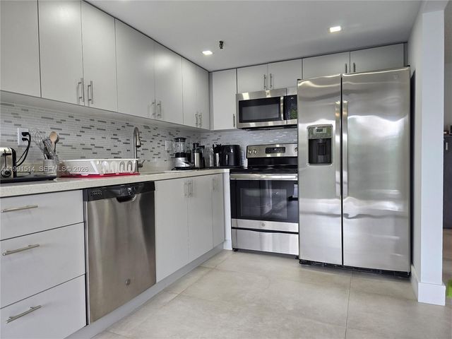 17890 W Dixie Hwy 307, North Miami Beach, FL 33160