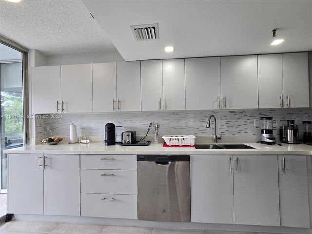 17890 W Dixie Hwy 307, North Miami Beach, FL 33160