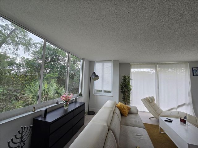 17890 W Dixie Hwy 307, North Miami Beach, FL 33160