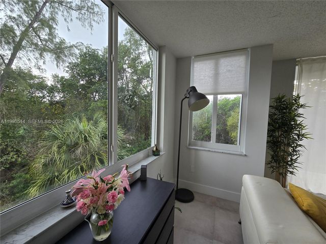 17890 W Dixie Hwy 307, North Miami Beach, FL 33160