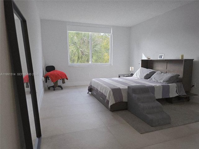 17890 W Dixie Hwy 307, North Miami Beach, FL 33160