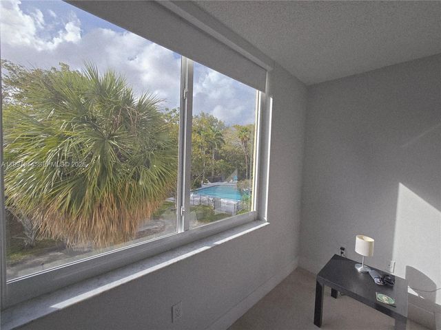 17890 W Dixie Hwy 307, North Miami Beach, FL 33160