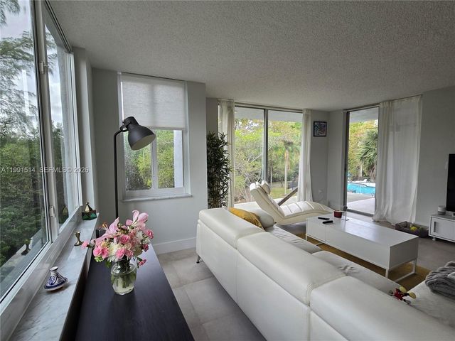 17890 W Dixie Hwy 307, North Miami Beach, FL 33160