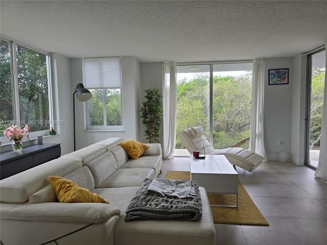 17890 W Dixie Hwy 307, North Miami Beach, FL 33160