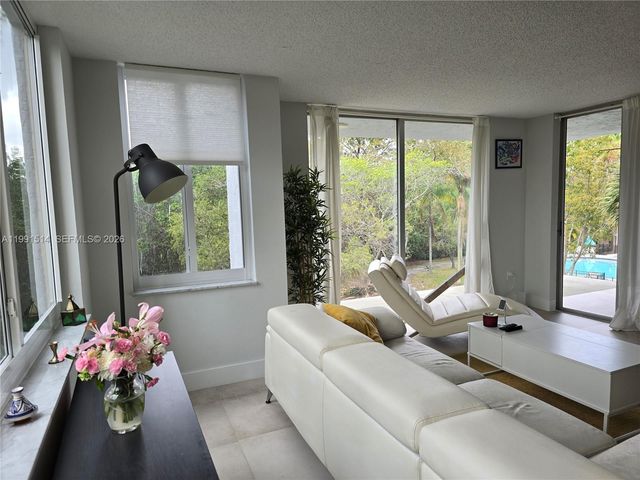 17890 W Dixie Hwy 307, North Miami Beach, FL 33160