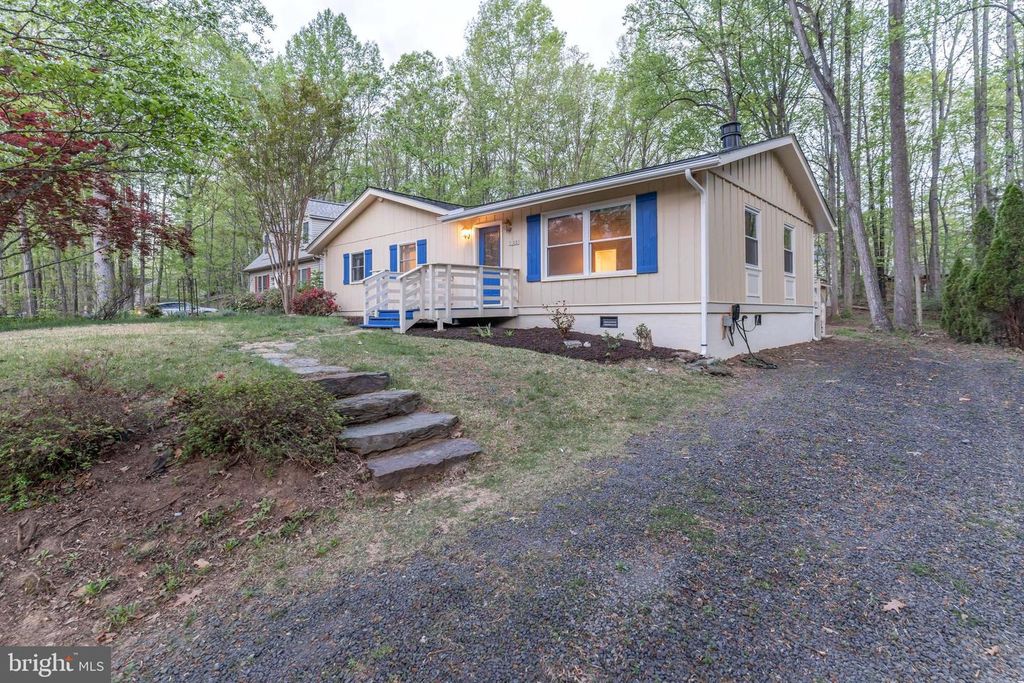 102 MONUMENT RD, Locust Grove, VA 22508