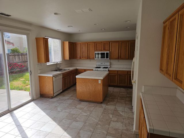 35 Klondike Ct, Sacramento, CA 95835