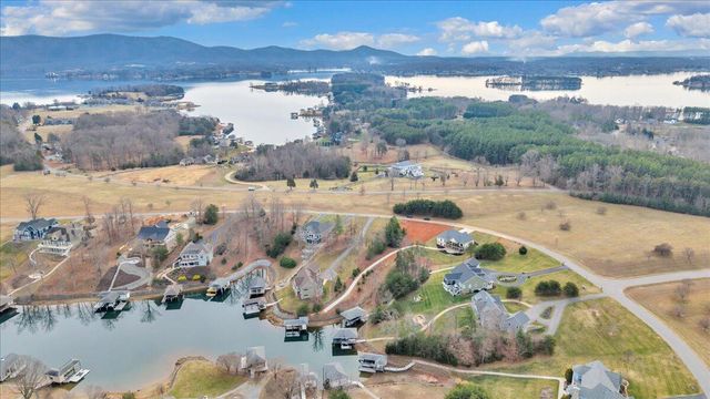 639 Compass Cove CIR, Moneta, VA 24121