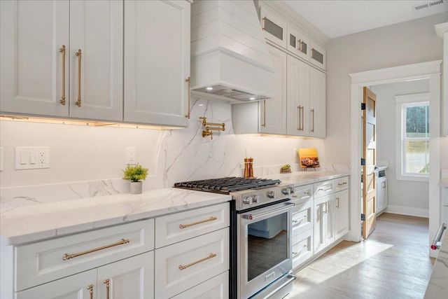 639 Compass Cove CIR, Moneta, VA 24121