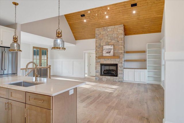 639 Compass Cove CIR, Moneta, VA 24121
