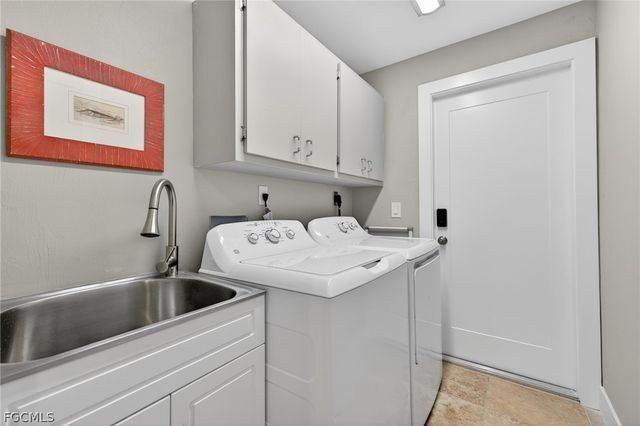 686 Emeril CT, Sanibel, FL 33957