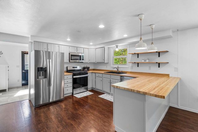 1842 N OAKWOOD ROAD, Oshkosh, WI 54904