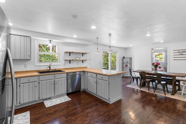 1842 N OAKWOOD ROAD, Oshkosh, WI 54904