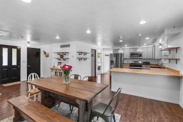 1842 N OAKWOOD ROAD, Oshkosh, WI 54904