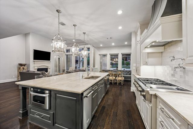 22 Knipp Road, Houston, TX 77024