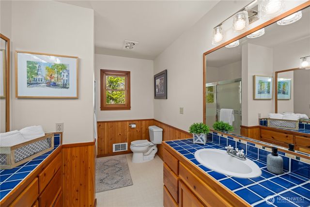 7200 NE Day Road W, Bainbridge Island, WA 98110