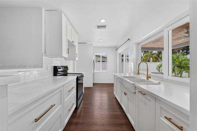 4490 NW 19th Way, Oakland Park, FL 33309