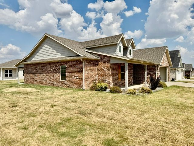 912 Hickory Meadows Avenue, Tontitown, AR 72762