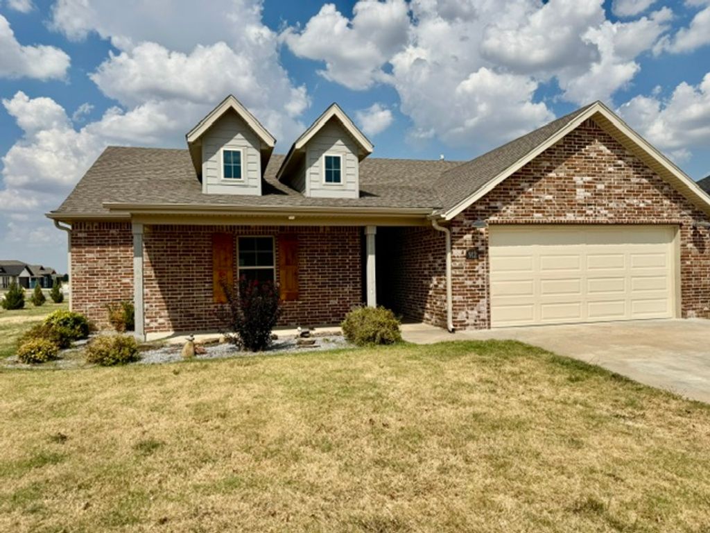 912 Hickory Meadows Avenue, Tontitown, AR 72762