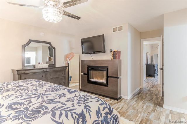 4587 N 5th Street, Luna Pier, MI 48157