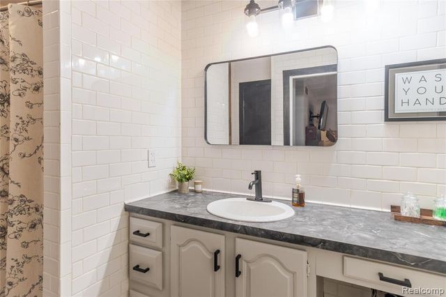 4587 N 5th Street, Luna Pier, MI 48157