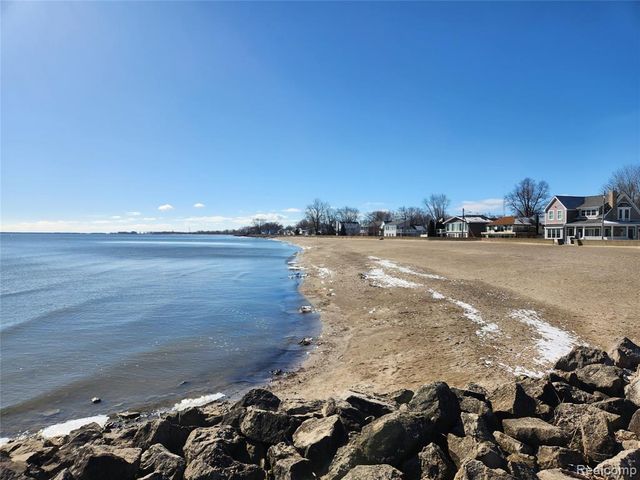 4587 N 5th Street, Luna Pier, MI 48157