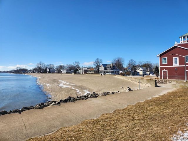 4587 N 5th Street, Luna Pier, MI 48157