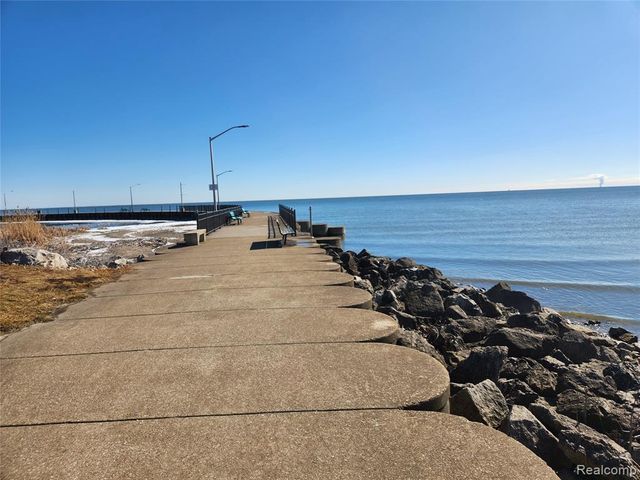 4587 N 5th Street, Luna Pier, MI 48157