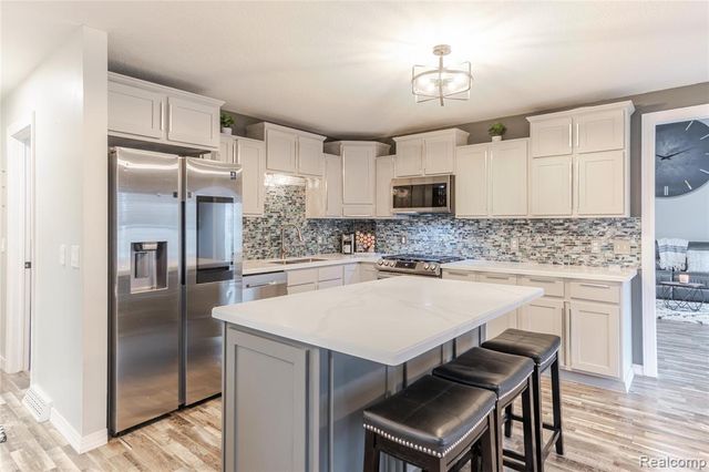 4587 N 5th Street, Luna Pier, MI 48157