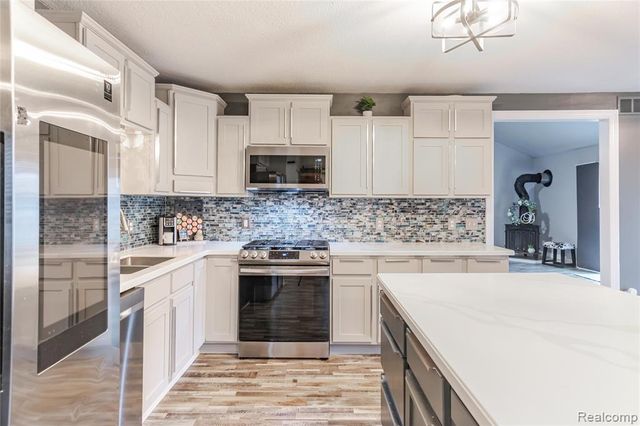 4587 N 5th Street, Luna Pier, MI 48157