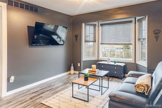 4587 N 5th Street, Luna Pier, MI 48157