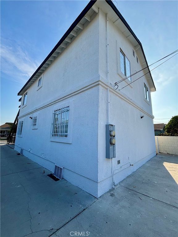 Image 16 of property listing at 227 229 E 81st, Los Angeles, CA 90003