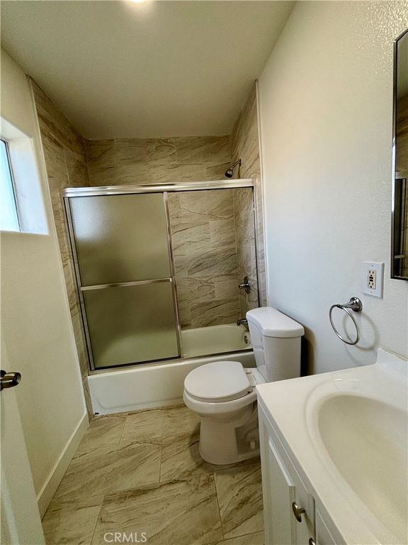 Image 25 of property listing at 227 229 E 81st, Los Angeles, CA 90003