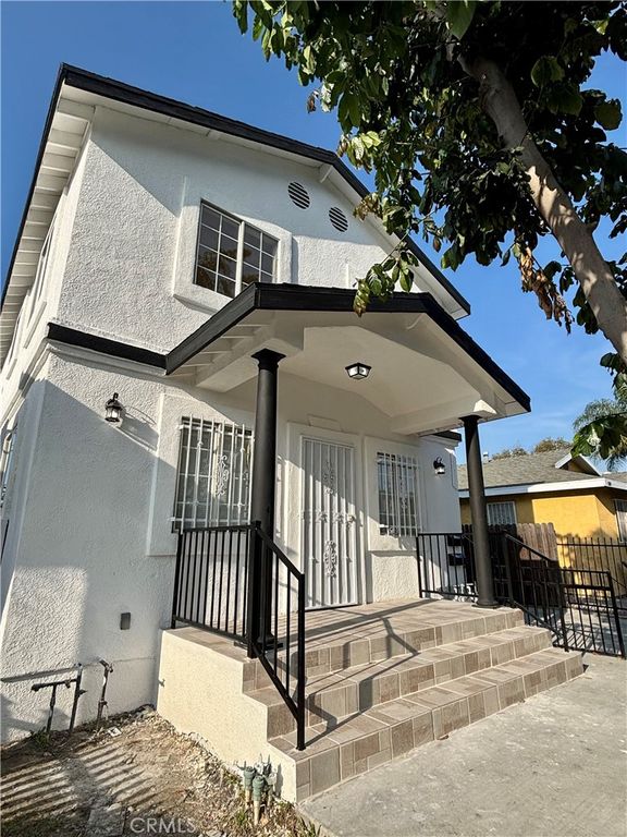 Image 3 of property listing at 227 229 E 81st, Los Angeles, CA 90003