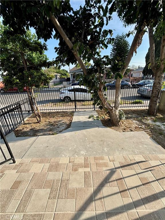 Image 4 of property listing at 227 229 E 81st, Los Angeles, CA 90003