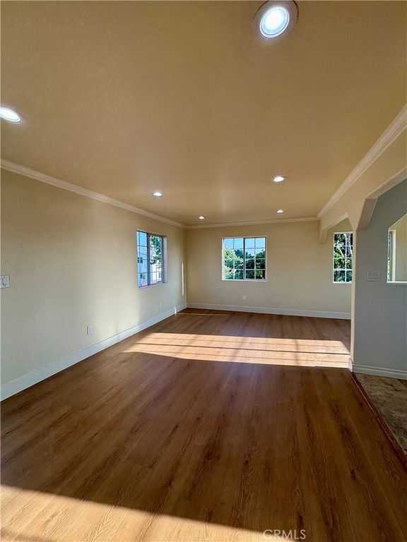 Image 7 of property listing at 227 229 E 81st, Los Angeles, CA 90003