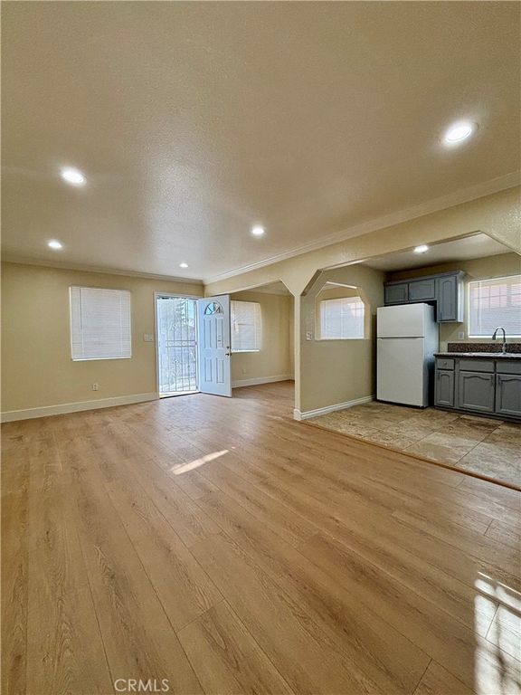 Image 9 of property listing at 227 229 E 81st, Los Angeles, CA 90003