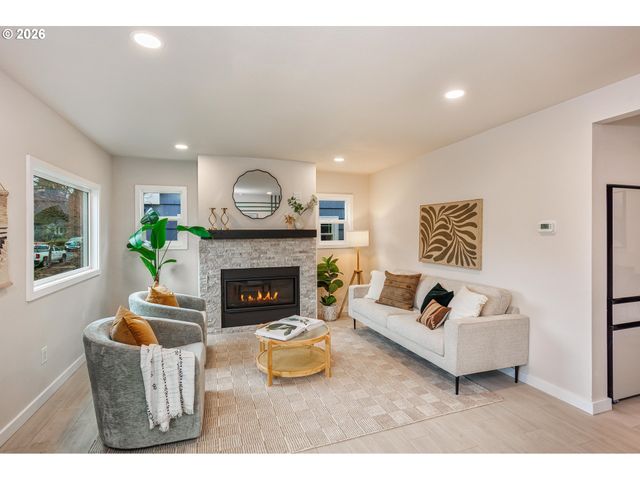 4512 Se CLINTON St Se, Portland, OR 97206