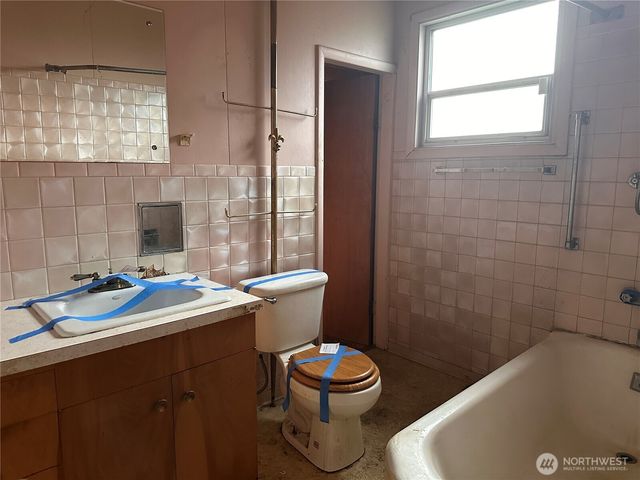 1112 4th Street, Cosmopolis, WA 98537