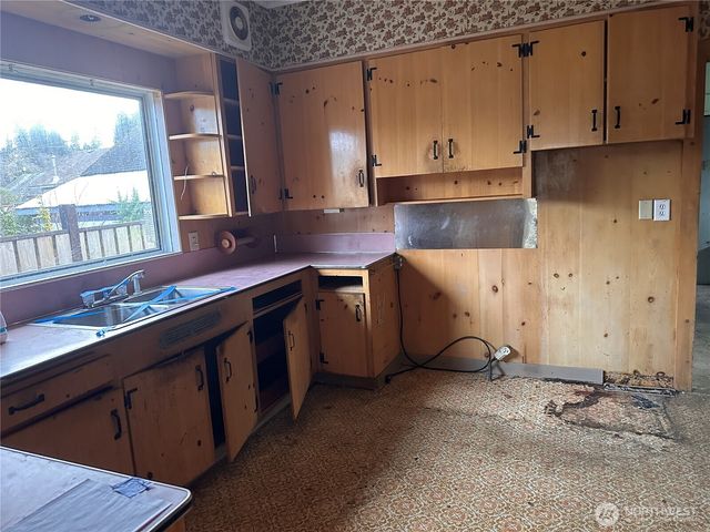 1112 4th Street, Cosmopolis, WA 98537