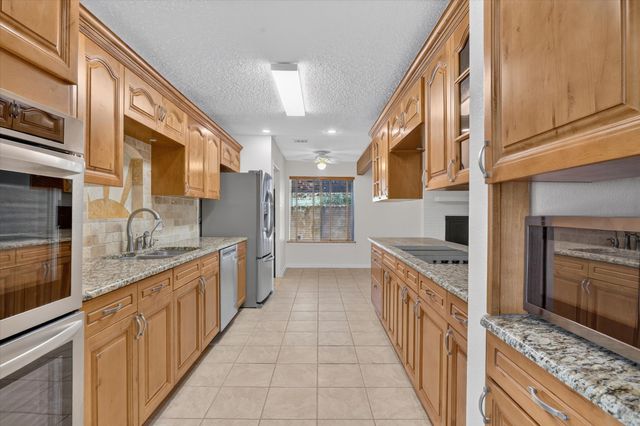 1820 Holly Oak Street, Arlington, TX 76012